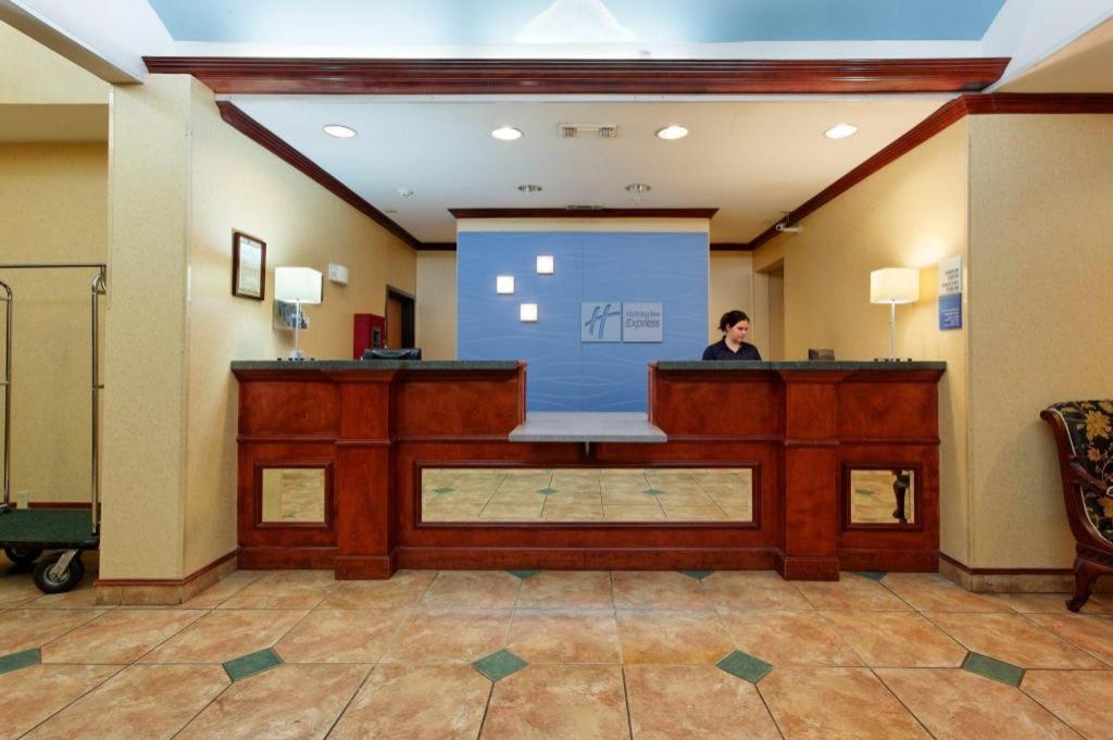 Holiday Inn Express Crockett By Ihg Esterno foto